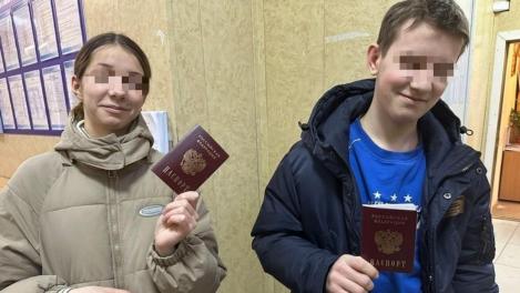 Дети из ЛНР, живущие в семье главы Союза отцов Майорова, получили паспорта РФ