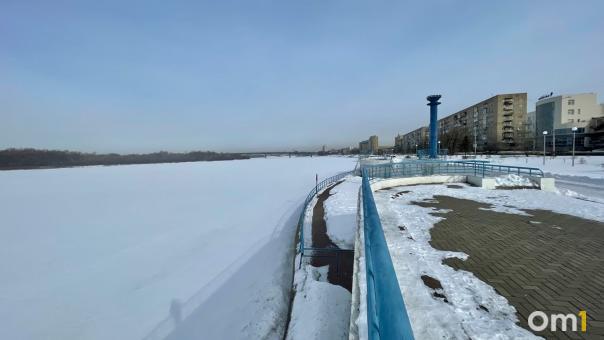 В омском селе двое мужчин на снегоходе провалились под лёд