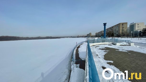 В омском селе двое мужчин на снегоходе провалились под лёд