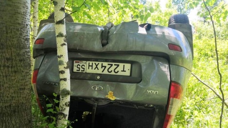 Смерть в лесополосе. Мужчина на «Ладе» перевернулся на трассе Омской области