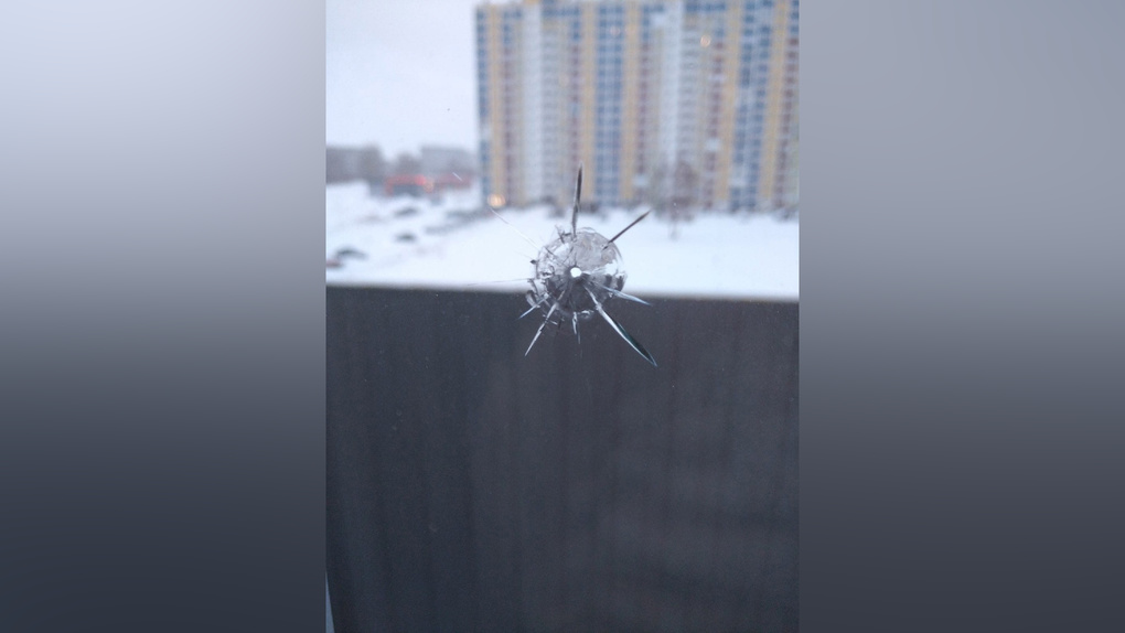 Жительница Новосибирска попала под обстрел в собственной квартире