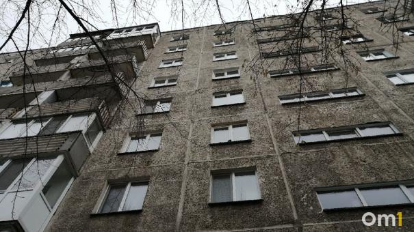 В Омске мужчина призывного возраста выпал из окна