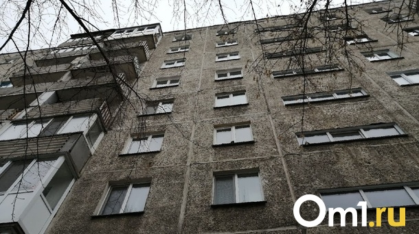 В Омске мужчина призывного возраста выпал из окна