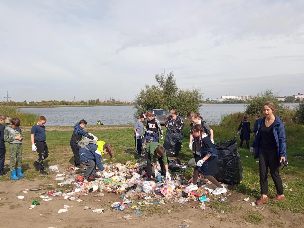 Волонтеры вместе с регоператором убрали свалку на берегу озера Чередовое |  07.09.2023 | Омск - БезФормата