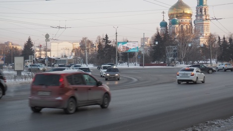 В новогодние праздники омичи могут бесплатно парковаться в центре города. КАРТА