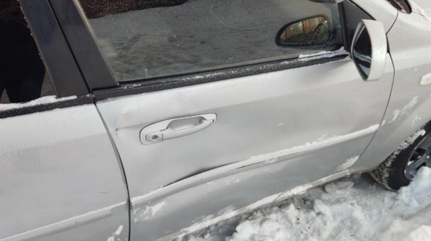 Ребенок на ватрушке врезался в автомобиль в Новосибирске