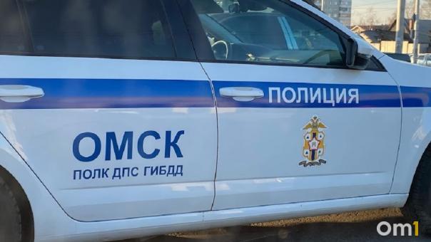 В омских Нефтяниках Mazda MPV сбила школьника во дворе дома