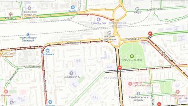 Километровые пробки образовались в Новосибирске на площади Труда