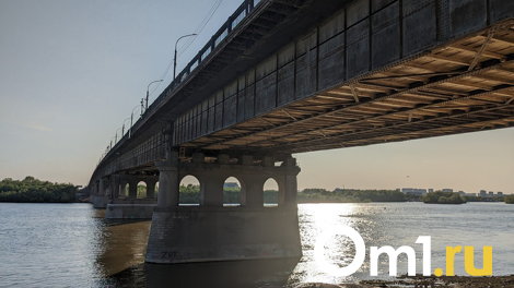 Ремонтники Ленинградского моста в Омске засыпают Иртыш бетонной крошкой