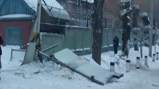 В Омске вынесли приговор составителю поездов, из-за которого раздавило бетонной плитой прохожую