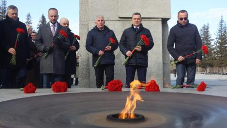 Делегация из Беларуси возложила цветы к Монументу Славы в Новосибирске