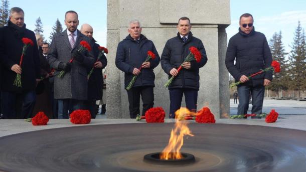 Делегация из Беларуси возложила цветы к Монументу Славы в Новосибирске