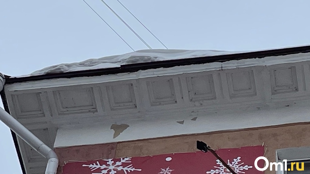 В Омске из-за потепления куски снега летят с крыш и угрожают прохожим. ВИДЕО