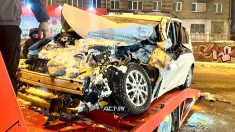 В Новосибирске автомобиль Nissan выехал на встречную полосу и столкнулся с самосвалом