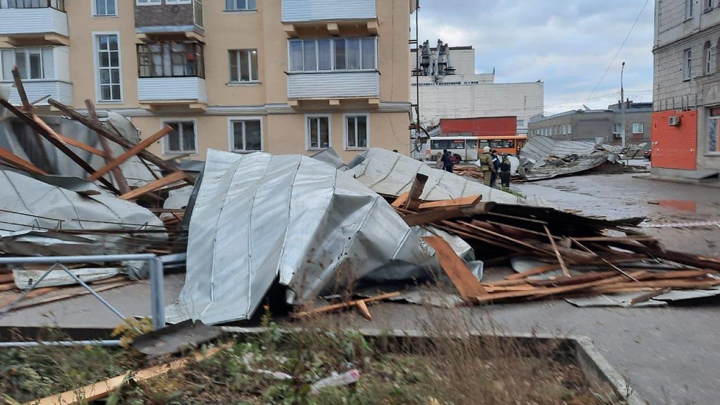 Более 100 рабочих бригад восстановили подачу электроэнергии после урагана в Новосибирской области