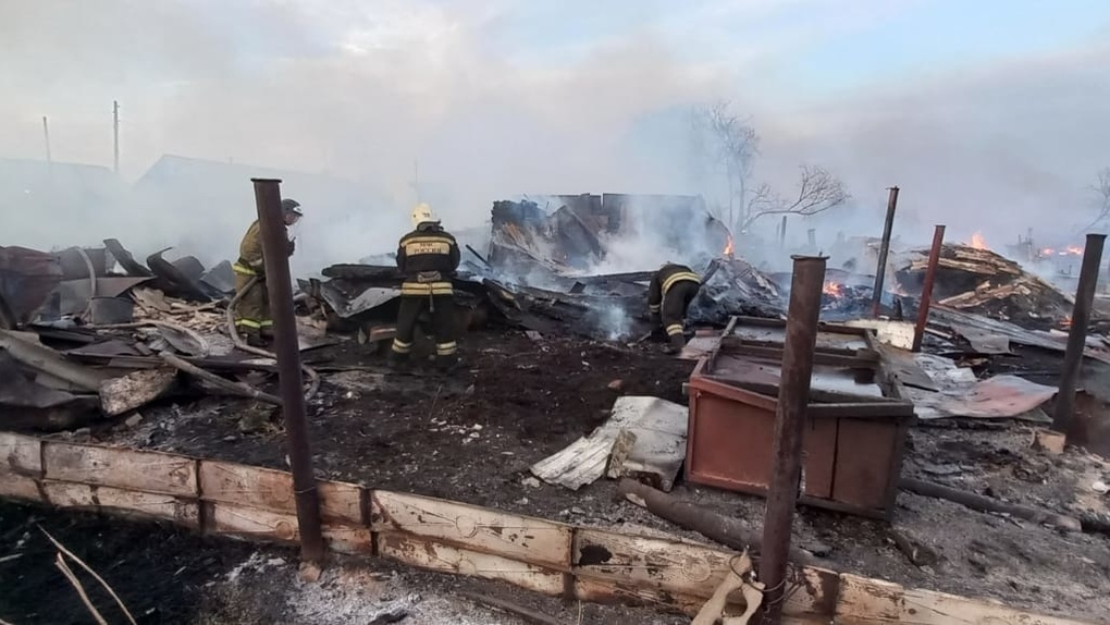 Огонь оставил без жилья: больше 400 пожаров ликвидировано за сутки в Новосибирской области. ВИДЕО