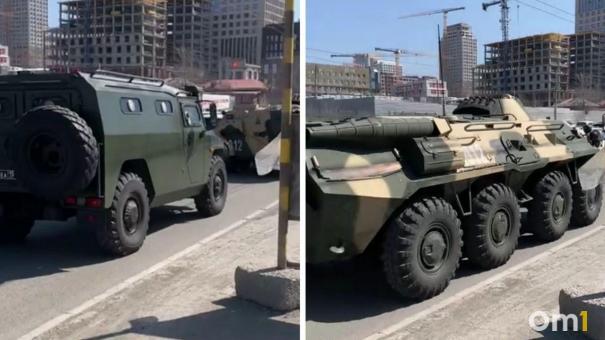 Колонна БТР проехала по Новосибирску в сопровождении полиции