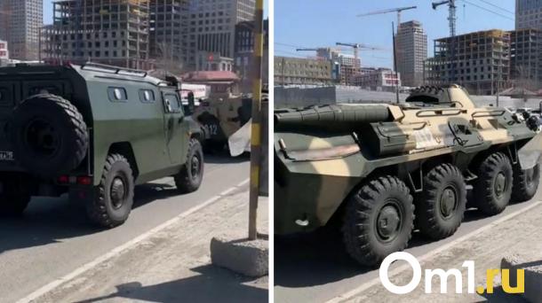 Колонна БТР проехала по Новосибирску в сопровождении полиции