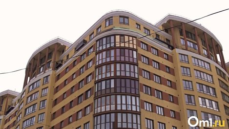 В Омске привели в порядок колонну в элитном доме на Волочаевской, которому грозило обрушение