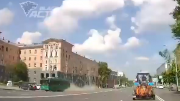 В Новосибирске у троллейбуса взорвалось колесо во время движения. ВИДЕО