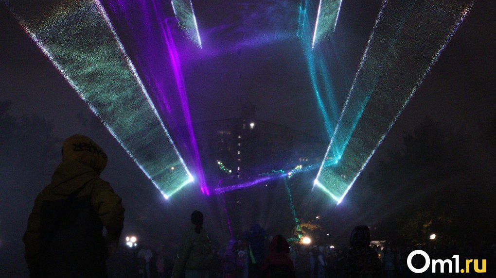 Магия? Грандиозным лазерным шоу проводили сезон фонтанов в Новосибирске