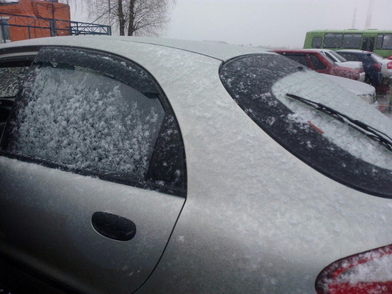 Омск выпал снег. В Омске выпал снег сегодня. Снег в Омске из окна. Град в Омске сегодня. Снег в Омске сегодня видео.