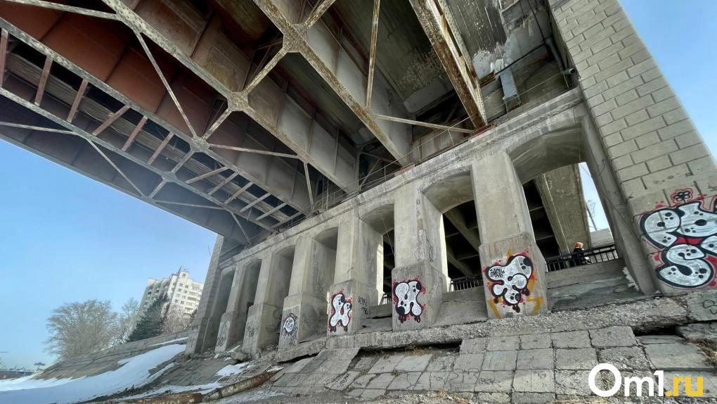 В Омске подняли пролёт Ленинградского моста для замены плит