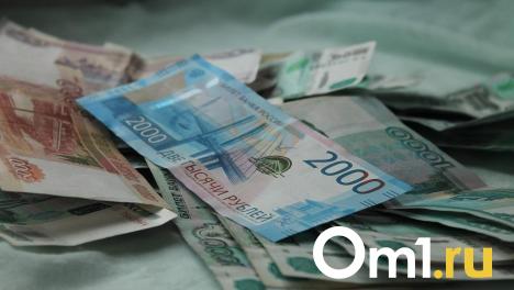 Омичей, отдавших банковские карты мошенникам, наказали на 4 миллиона