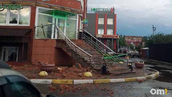 Омичка попала в больницу с тяжёлыми травмами после падения балкона во время урагана