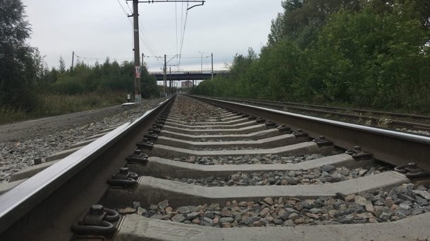 Тепловоз и цистерна с бензином сошли с рельсов в Новосибирской области