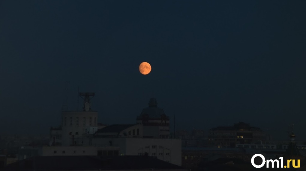 Омичи не увидели «красную луну» из-за облачности, но в планетарии нашли выход