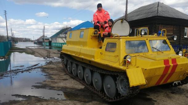 Гусеничный вездеход направлен в зону паводка на севере Омской области