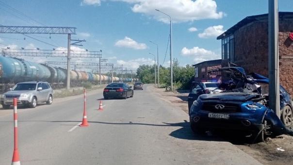 Появилось видео смертельного ДТП, в котором омич на Infiniti влетел в столб