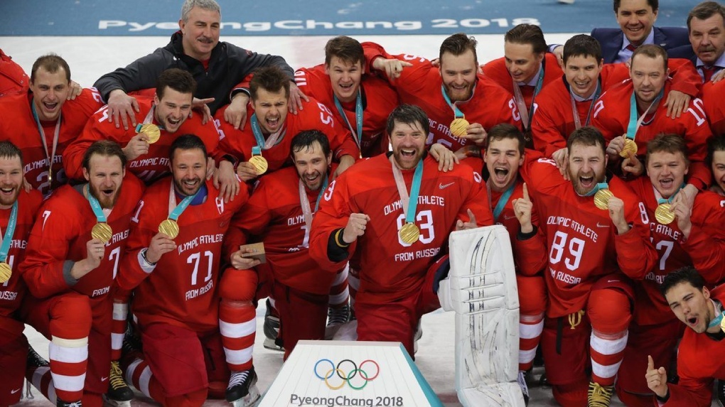 СМИ: Российских хоккеистов могут лишить медалей за исполнение гимна России