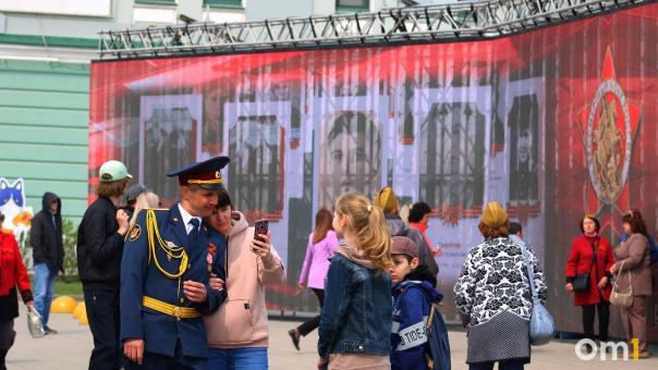С улиц Омска после Дня Победы вывезли 15,5 тонны мусора