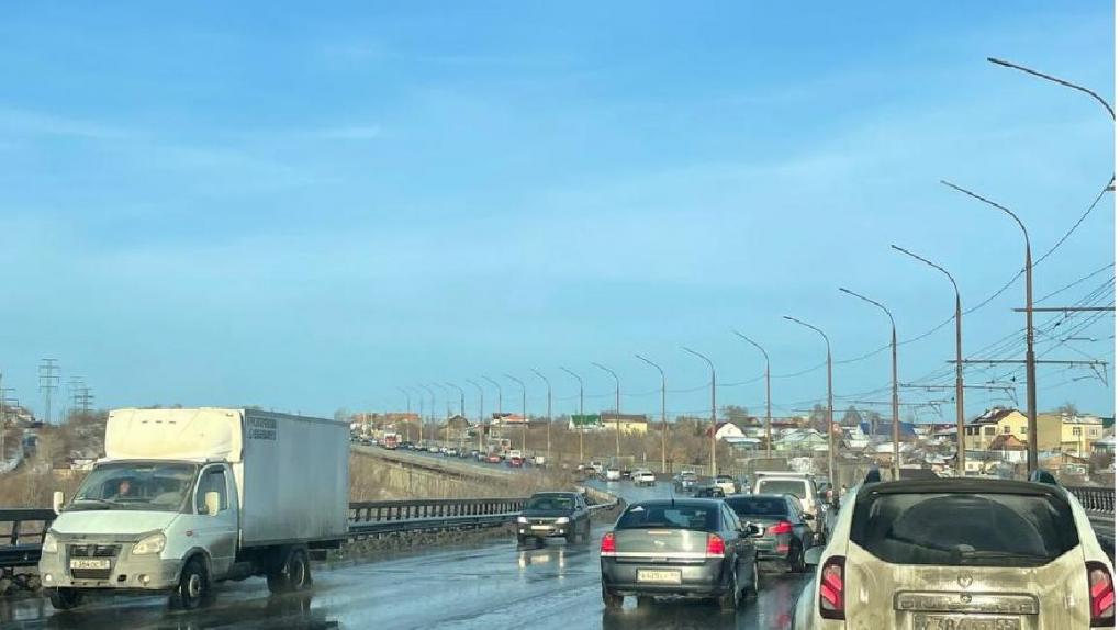 Омская мэрия откорректирует светофор, создающий пробку на Октябрьском мосту