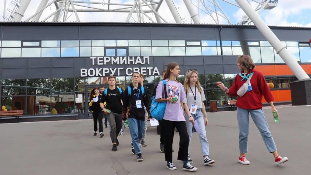 «Единая Россия» помогла школьникам из ЛНР посетить парк «Вокруг света»