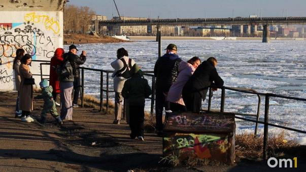 «Каждый год одно и то же»: на омской набережной вновь разрушился тротуар