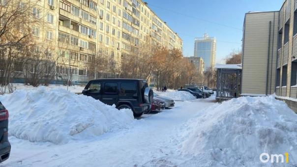 Новосибирск избавляется от «машин-подснежников» во дворах