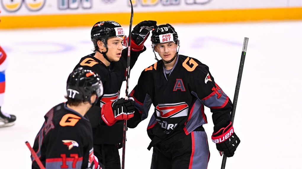 Как чувствует себя Авангард при Рябыкине, и почему омские хоккеисты не могут спокойно гулять по городу: в репортаже Om1.ru из Сочи