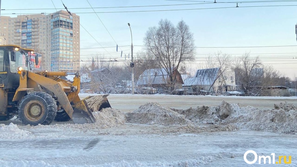 Ледяные ступени и сугробы: как в Новосибирске чистят дороги от снега. Проверено Om1.ru