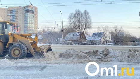 Ледяные ступени и сугробы: как в Новосибирске чистят дороги от снега. Проверено Om1.ru