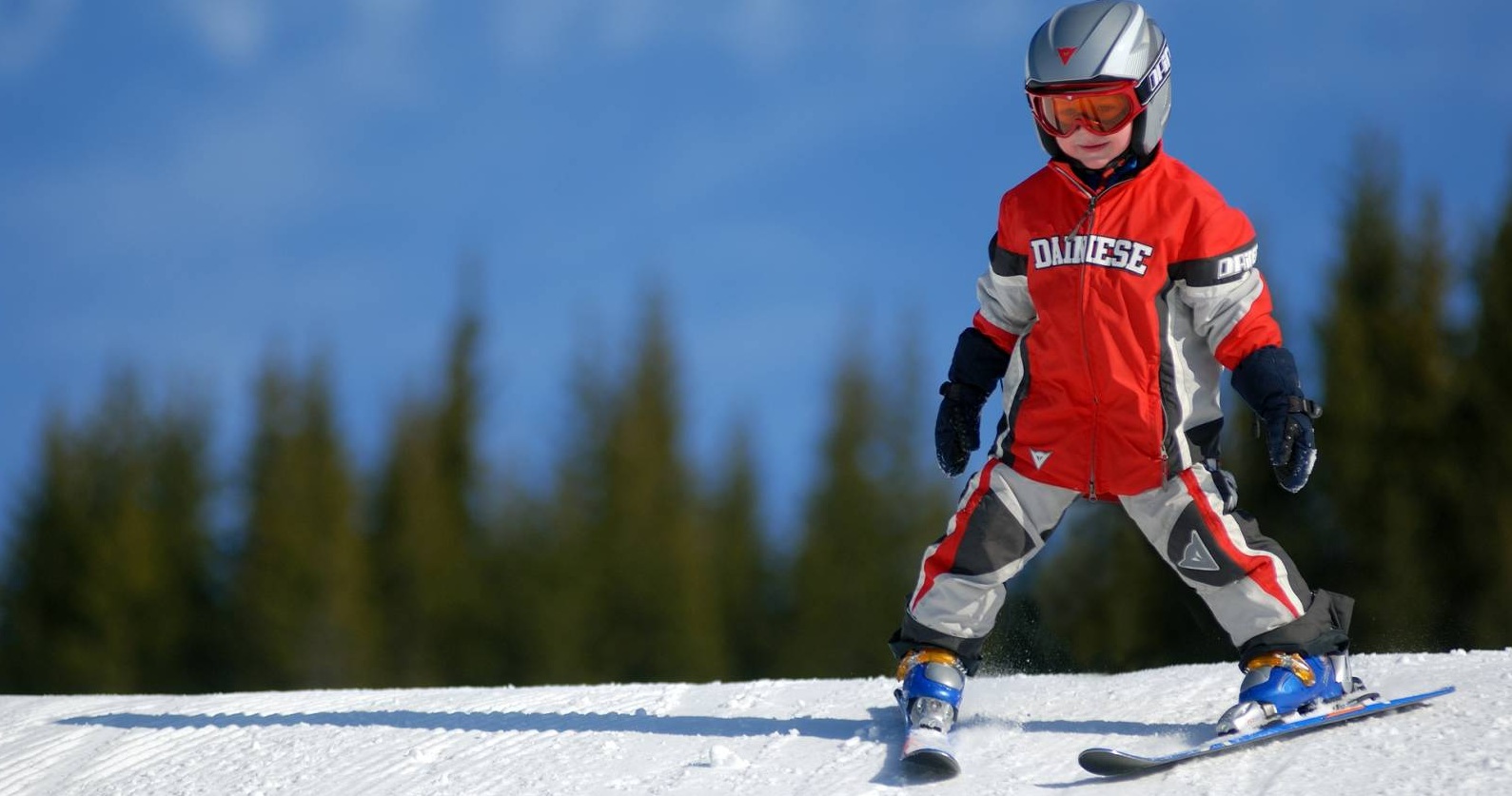 Маленькие лыжники. Дети на горных лыжах. Дети горнолыжники. Горнолыжный спорт дети. Детский горнолыжный спорт.