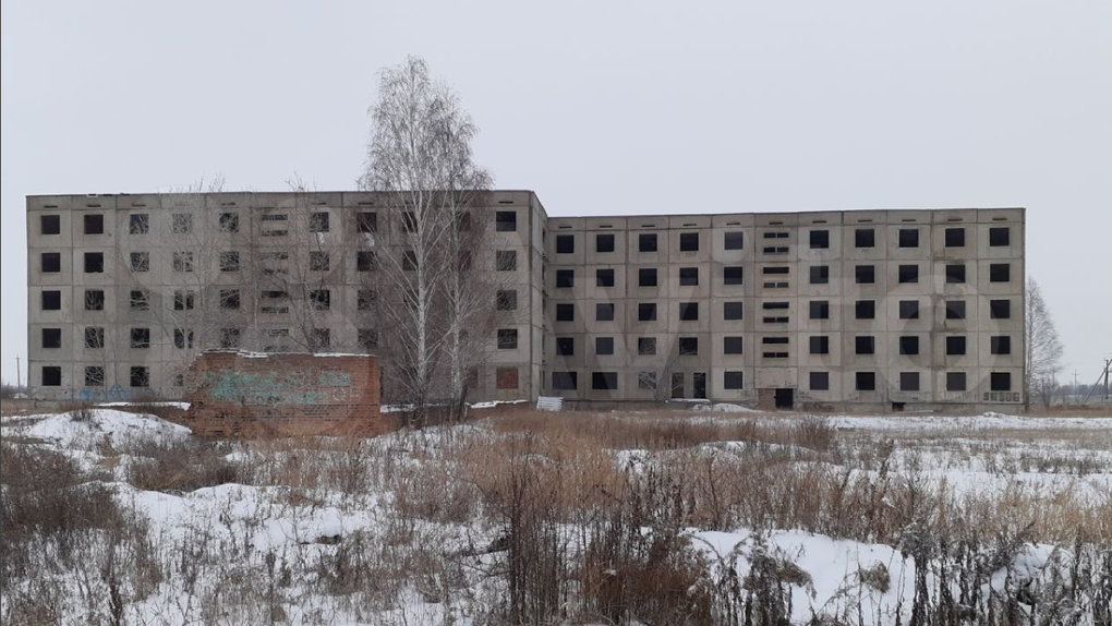 На Левобережье в Омске продают недостроенный многоэтажный дом по цене квартиры