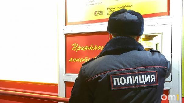 В Омске два сотрудника полиции вынесли из склада вещдоков алкоголь и сигареты