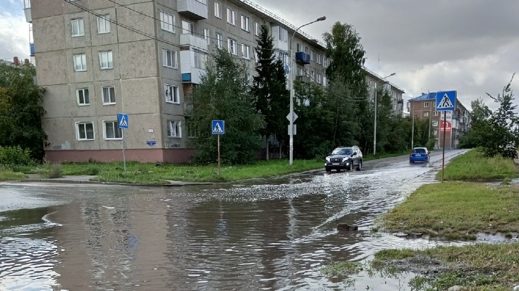 Достаём спасательные круги: в Омске затопило улицу на 21-й Амурской