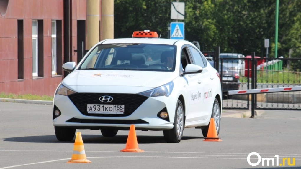 Проехать, не пролив воду в стакане: в Омске ищут лучшего водителя на конкурсе таксистов