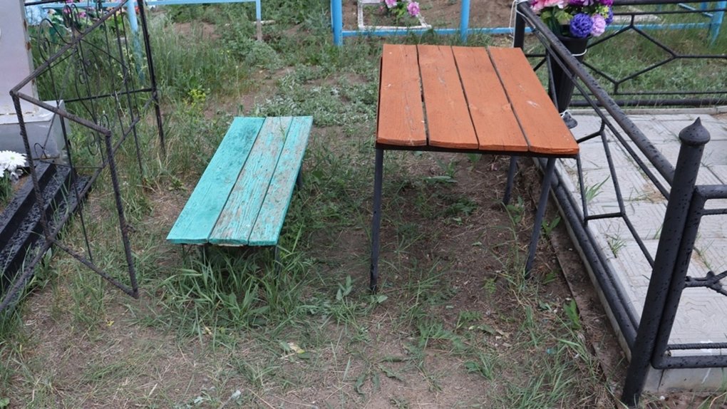 В Омской области девушка украла с кладбища оградку