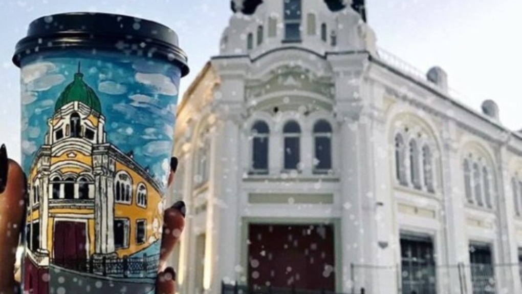 Омичка рисует красоты города на кофейных стаканчиках