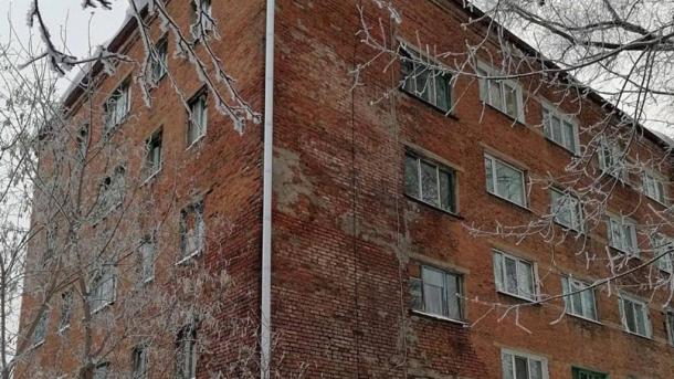 В Омске суд обязал срочно расселить опасный дом на Молодогвардейской